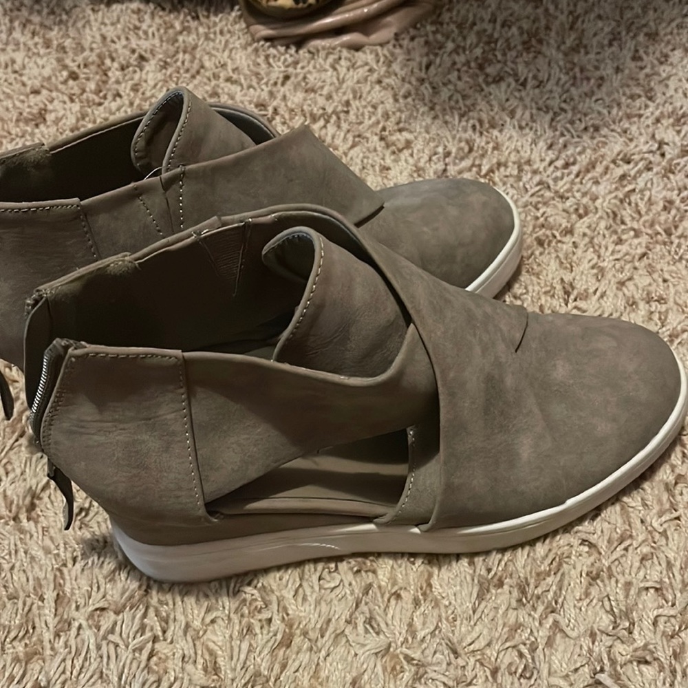 JC wedge. Size 8.5